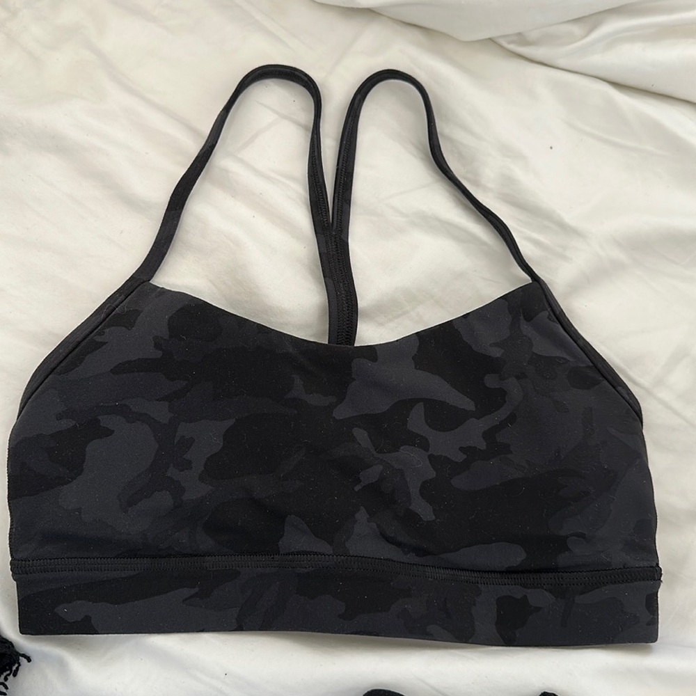 Lululemon black camo sports bra almost new! Size 4